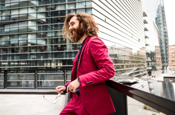 Homem barbudo em terno formal vermelho — Fotografia de Stock