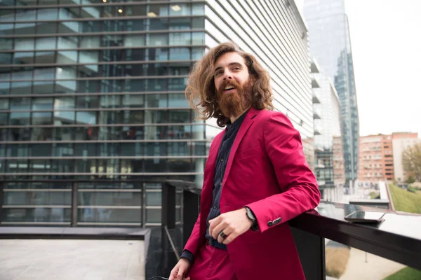 Hombre barbudo en traje formal rojo — Foto de Stock