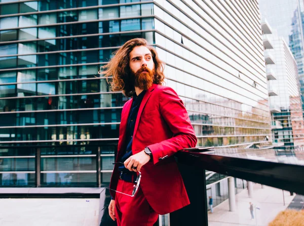 Бородатий чоловік в червоному формальному костюмі — стокове фото
