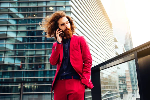 Bärtiger Mann im roten Anzug — Stockfoto