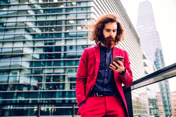 Homem barbudo em terno formal vermelho — Fotografia de Stock