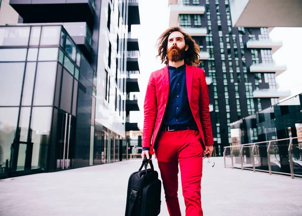 Junger Hipster im roten Anzug — Stockfoto