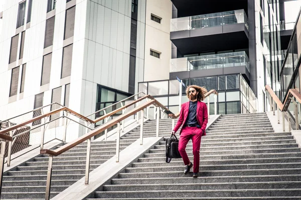 Hombre caminando en traje formal rojo — Foto de Stock