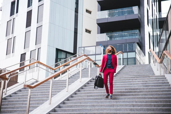 Homem andando em terno formal vermelho — Fotografia de Stock