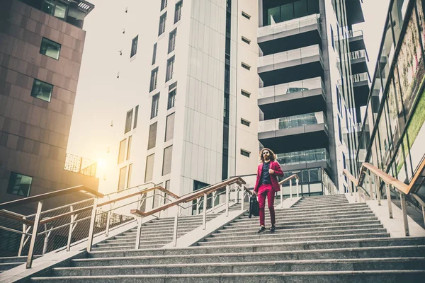 Homme marchant en costume formel rouge — Photo