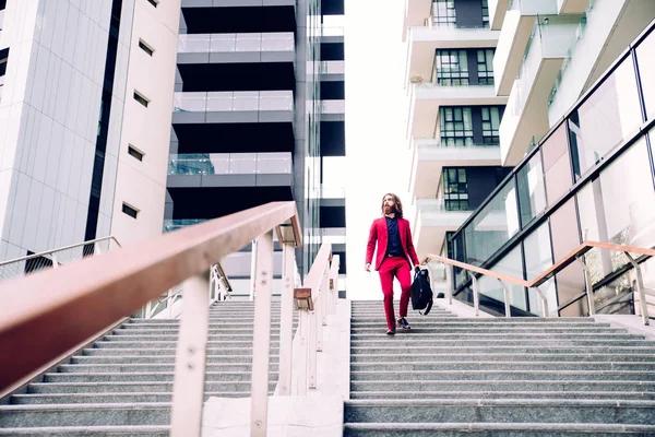 赤のフォーマルなスーツで歩く男 — ストック写真