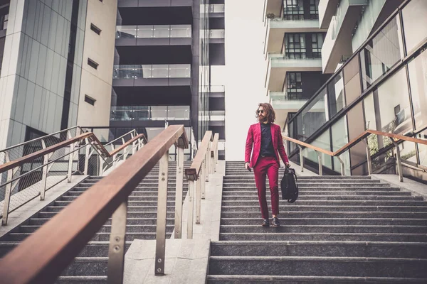 Hombre caminando en traje formal rojo — Foto de Stock