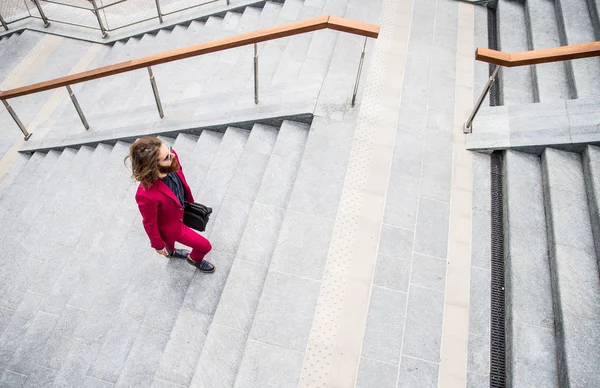 Açık havada yürüyen genç hipster adam