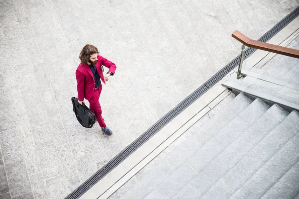 Jovem hipster homem andando ao ar livre — Fotografia de Stock