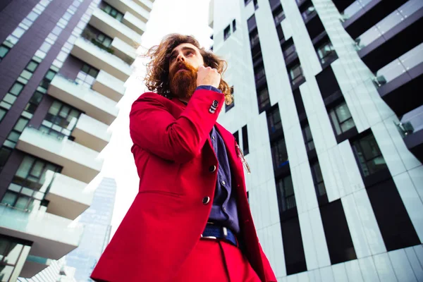 Hipster hombre caminando en traje rojo —  Fotos de Stock