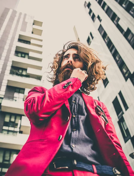 Hipster hombre caminando en traje rojo —  Fotos de Stock