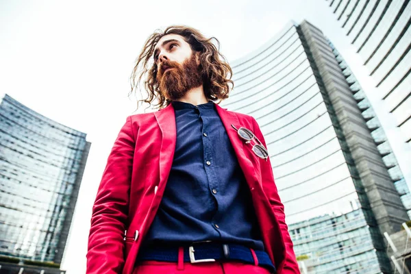 Hipster άνδρα με τα πόδια σε κόκκινο κοστούμι — Φωτογραφία Αρχείου