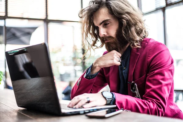 Hipster-Mann arbeitet am Laptop — Stockfoto