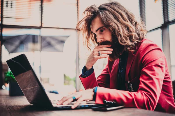 Hipster man working at laptop — Stock Photo, Image