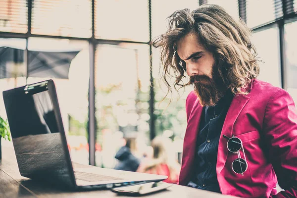 Hipster man working at laptop — Stock Photo, Image