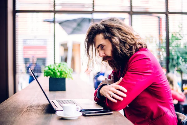 Hipster man working at laptop — Stock Photo, Image