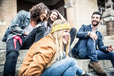 mutlu genç arkadaşlar gülüyor 