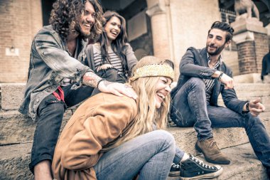 mutlu genç arkadaşlar gülüyor 