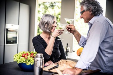 Mutfakta yemek pişiren yaşlı çift.