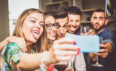 Evde parti arkadaşları