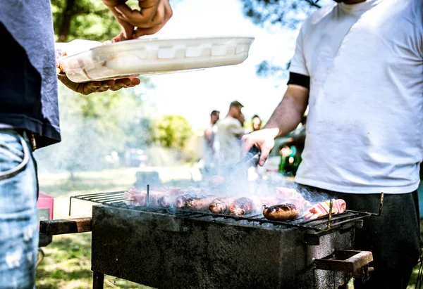 Barbecue grill hús és kolbász — Stock Fotó