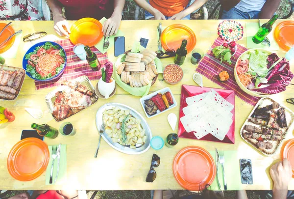 Vrienden eten en drinken op picnic — Stockfoto