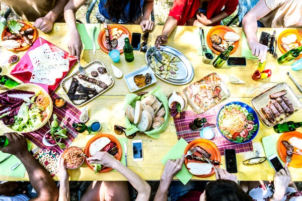 Vänner äta och dricka på picknick — Stockfoto