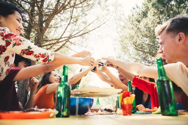 Amigos comendo e bebendo no piquenique — Fotografia de Stock