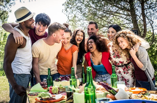 Amici che mangiano e bevono al picnic — Foto Stock