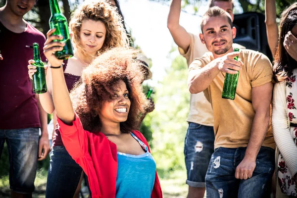 Amigos de fiesta en el picnic — Foto de Stock