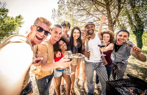 Group of friends making barbecue — Stock Photo, Image