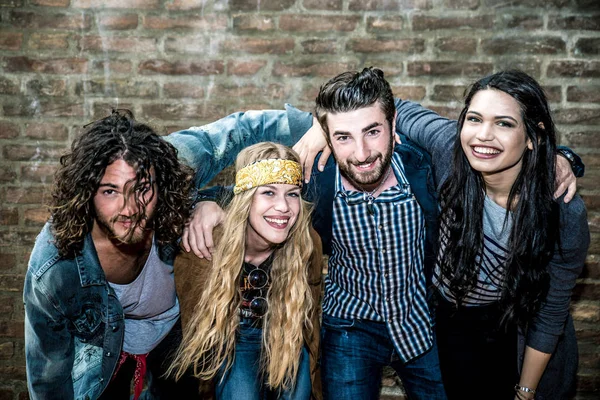 Amigos festejando em discoteca — Fotografia de Stock