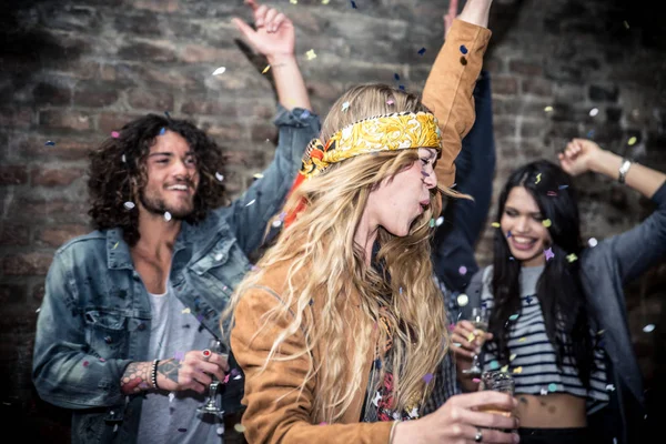 Vrienden feesten in disco club — Stockfoto