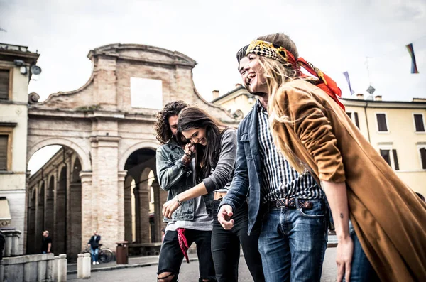 Amigos se divertindo na cidade — Fotografia de Stock