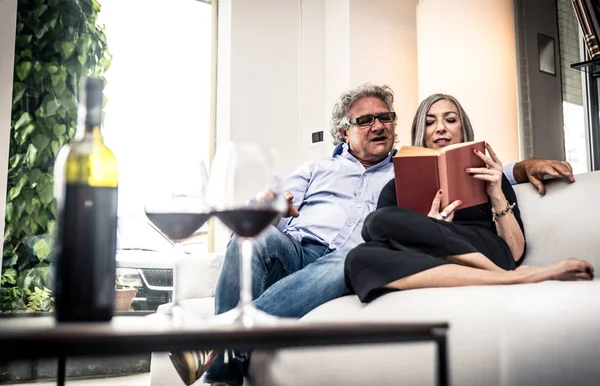 Oudere echtpaar in de woonkamer — Stockfoto