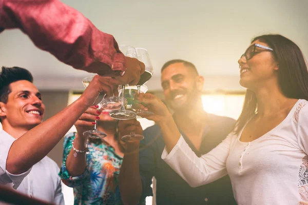 Friends partying at home — Stock Photo, Image
