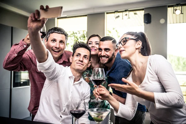 Friends partying at home — Stock Photo, Image