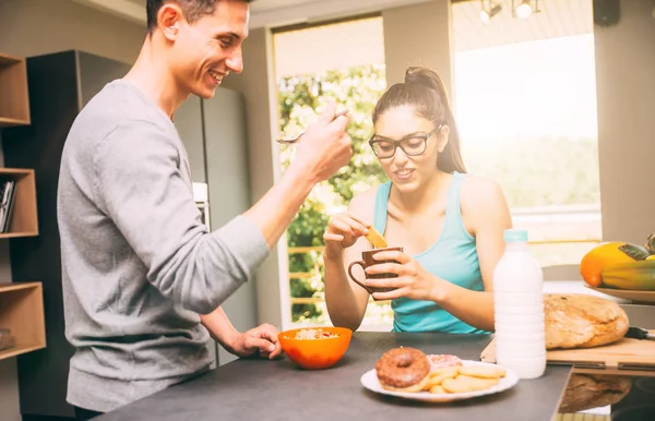 Pareja desayunando por la mañana —  Fotos de Stock