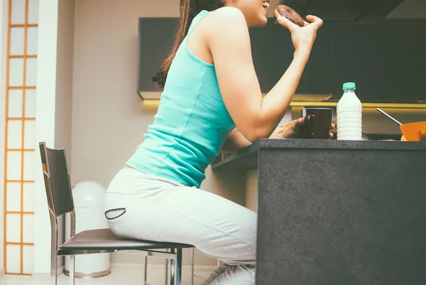 Jeune femme prenant le petit déjeuner — Photo