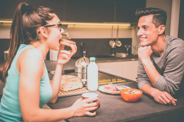 Coppia che fa colazione al mattino — Foto Stock