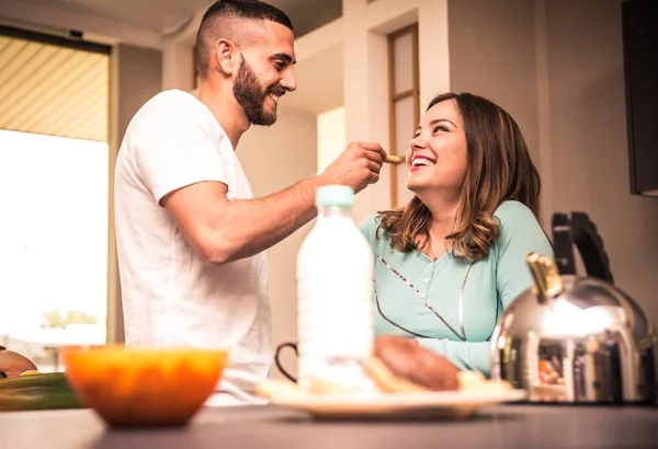 Coppia che fa colazione al mattino — Foto Stock