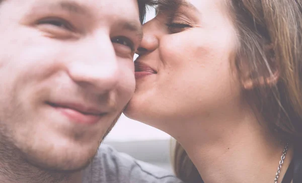 Bonito jovem casal beijando — Fotografia de Stock