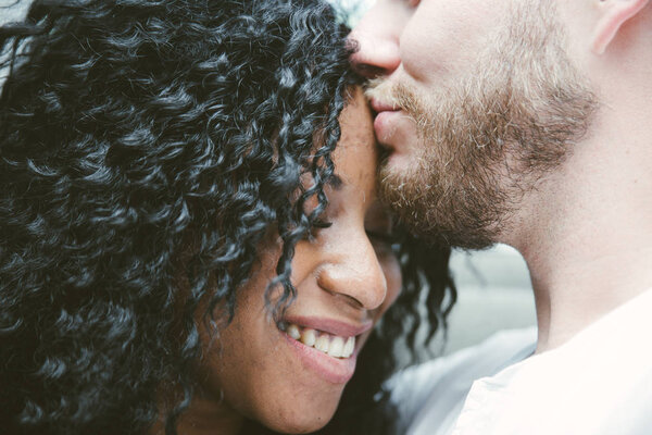 Поцелуи красивой пары
