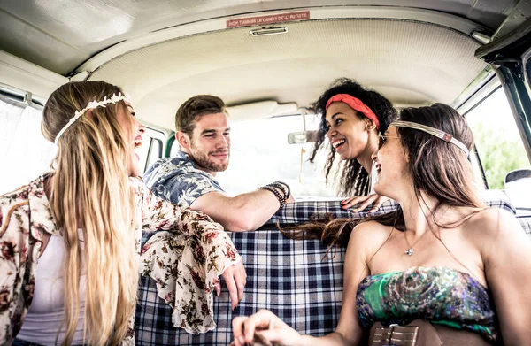 Gli amici hippy si divertono — Foto Stock