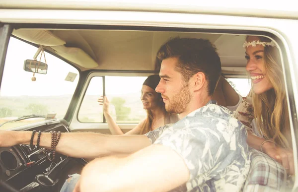 Hippie amigos dirigindo em minivan — Fotografia de Stock