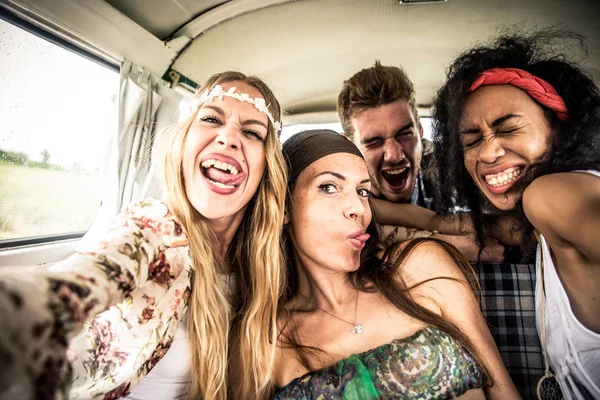 Znajomych hippie jazdy na minivan — Zdjęcie stockowe