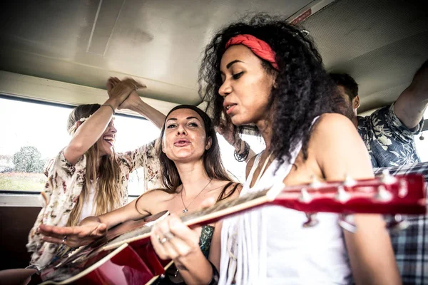 Hippie vrienden rijden op busje — Stockfoto