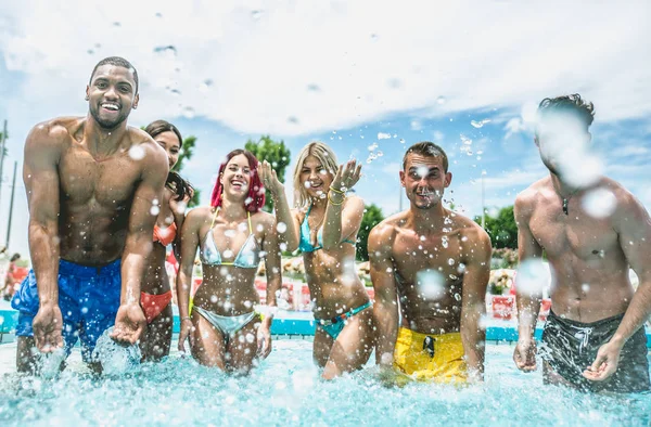 Vrienden maken partij in zwembad — Stockfoto
