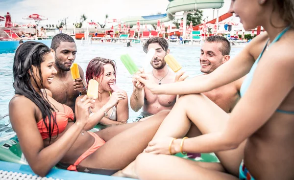 Amigos fazendo festa na piscina — Fotografia de Stock