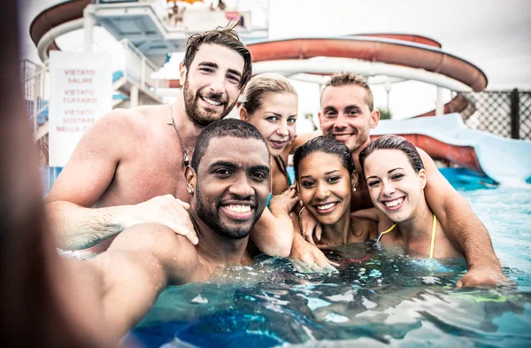 Amigos fazendo festa na piscina — Fotografia de Stock